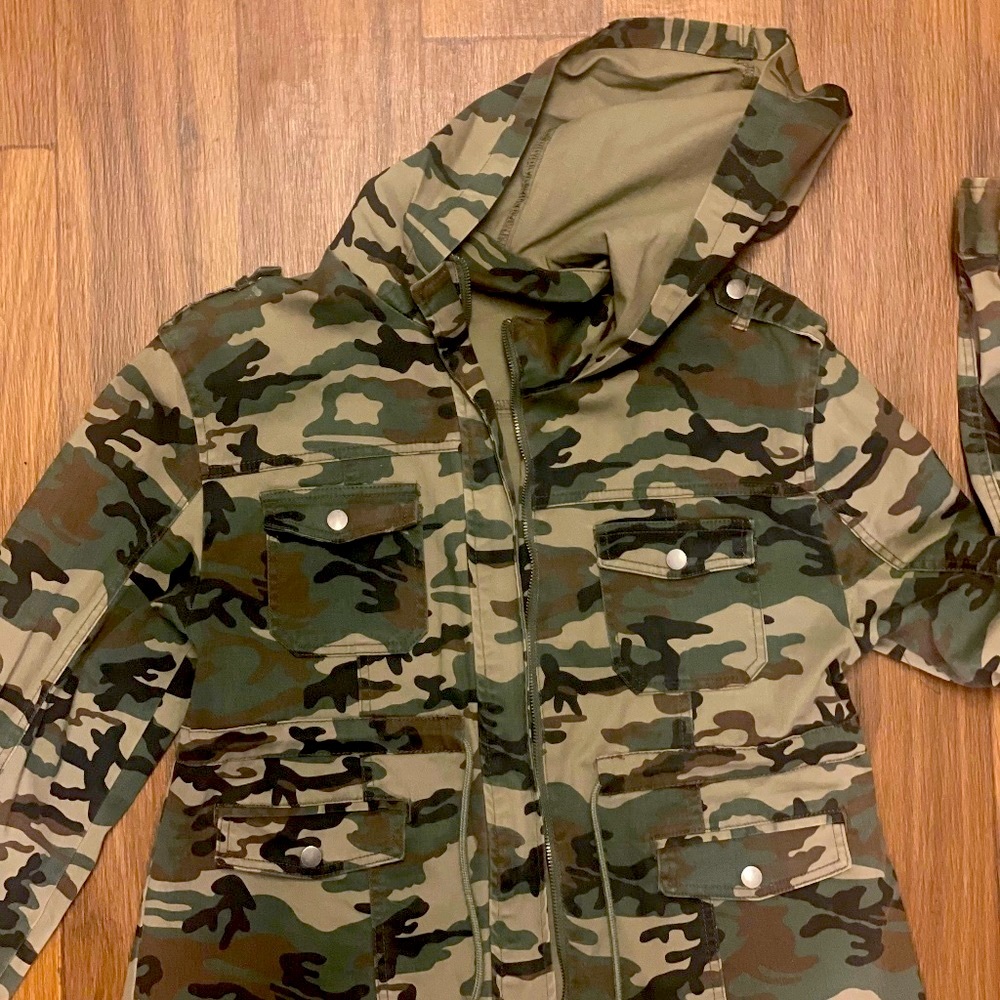 **Women’s Army Green Jacket** Size 2XL